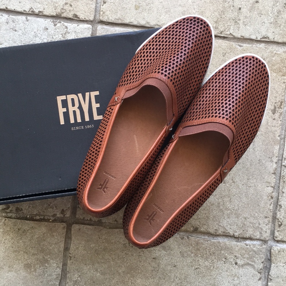 ✨NWT!✨ FRYE Melanie perf slip on 8.5